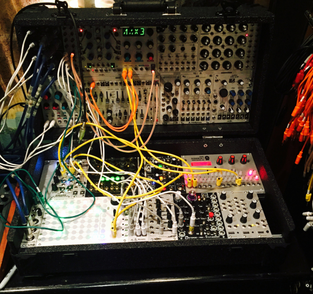 A foto (por Phil Harvey) de um synth modular numa das sessões de estúdio de "Head Full of Dreams".