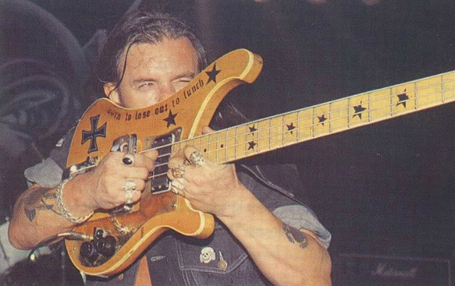 Nos anos 80, os Rickenbacker de Lemmy passaram a ter a escala modificada.